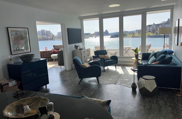 Spectacular Waterfront Executive Suite!