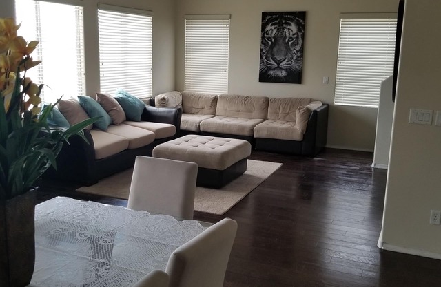 Speedway 5 min, strip 15min. Mtn/train views