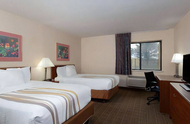 Spend a Group Vacation in Nicely Furnished Room