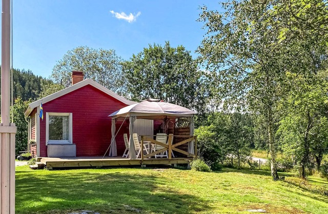 Spend a relaxing vacation close to nature in this vacation home with lake view.
