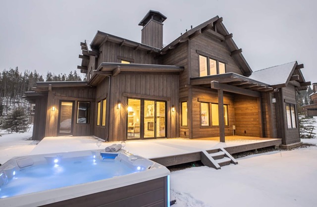 Spend Holidays in Big Sky! New, Ski-in/Ski-out Development! Hot Tub! Fireplace!