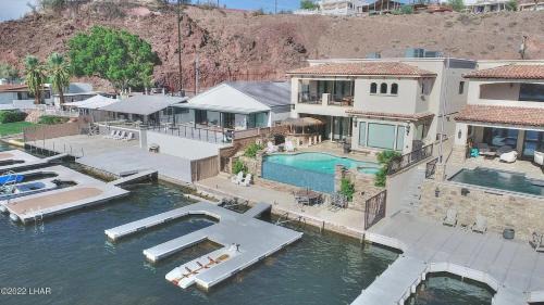 Splash Landing! Dock, Pool & Hot Tub , Riverfront House & Guest