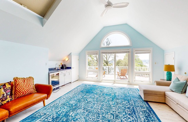 Splendid home w/private pool, fire pit, several decks & balconies