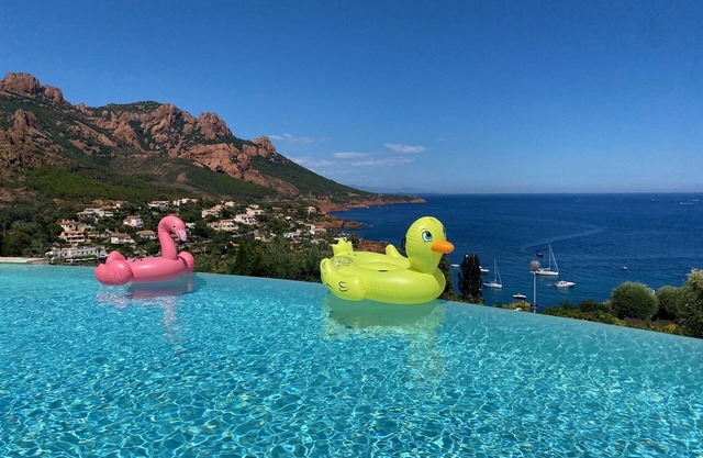 Splendid sea and Esterel views, sandy beach 300m away, infinity pool