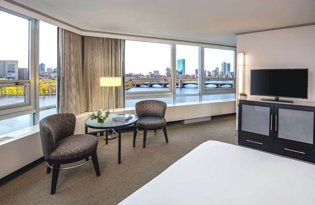 Sprawl out in a Spacious Suite! Near Boston Children's Museum!