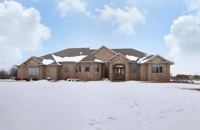 Sprawling 3-bedroom estate, with private fishing pond. 25 minutes from Lambeau!