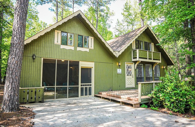 Spread out and relax in this spacious wooded view chalet close to FDR State Park