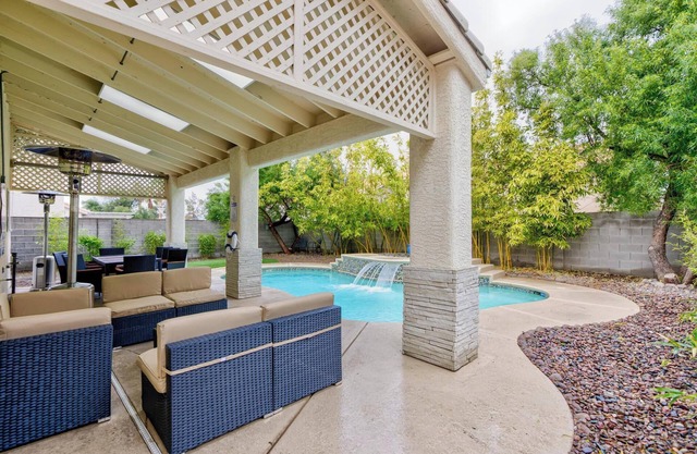 SPRING DISCOUNTED PRICE, HEATED POOL for a fee, MINS FROM STRIP, 4bed, GAME ROOM