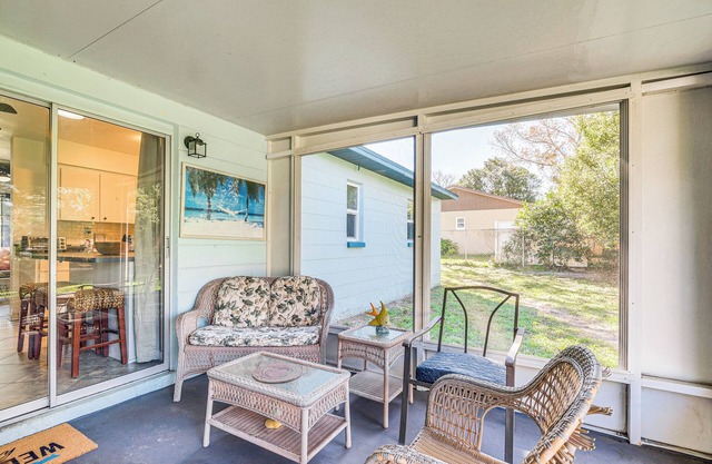 Spring Hill Home - 3 Mi to Weeki Wachee Springs!