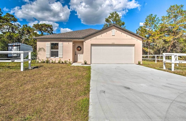 Spring Hill Home: 5 Mi to Weeki Wachee Park!