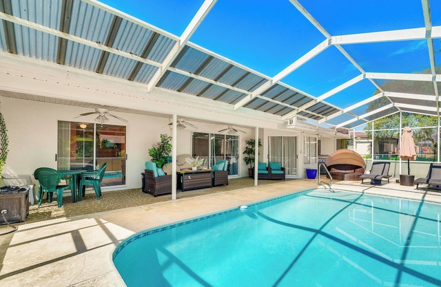 Spring Hill Home: Private Pool, 9 Mi to Beach!