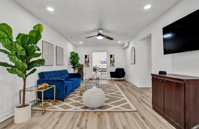 Spring Specials! Shea's Chalet-Quaint-Cozy - Close to Everything!