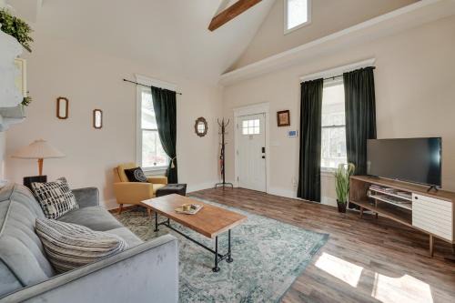 Springfield Home Less Than half Mi to Commercial Street!