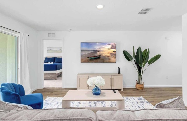 🌿 Springhill Retreat! | Spacious 3-Bed, 2-Bath Home — Perfect for Long or Short