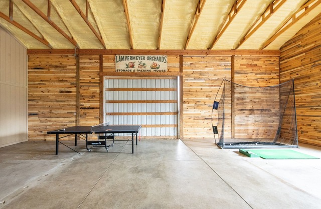 Squiggy's Farm- 2 King Beds- Comfortable Modern Stay with Entertainment Barn