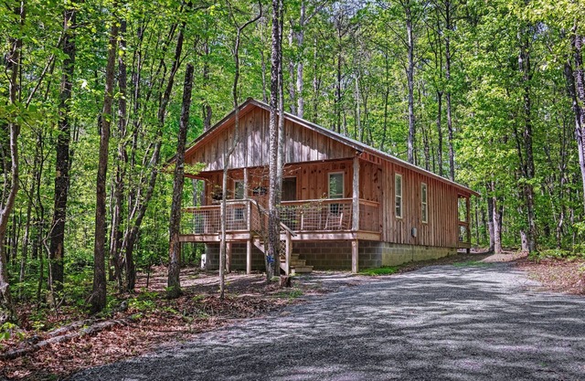 Squirrel's Nest-cozy cabin w/hot tub & fire pit