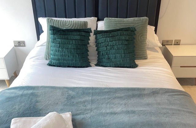 St Albans Spacious 2 bed, 2 bathrooms apartment Family living space Netflix WiFi