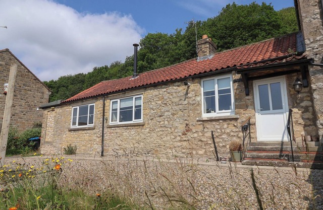 ST GREGORY’S COTTAGE, pet friendly, with a garden in Helmsley