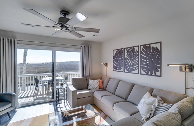 St Helena Island Vacation Rental: Walk to Beach!