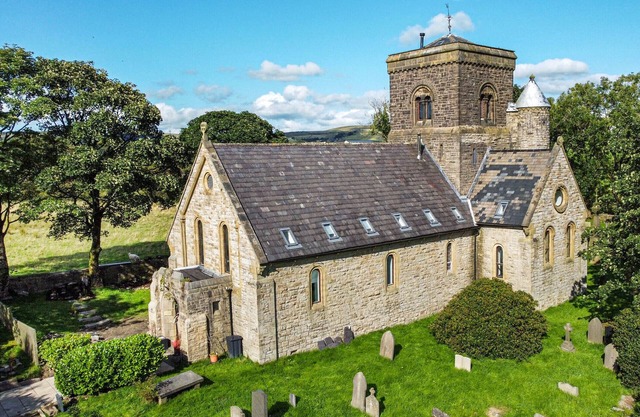 ST MICHAEL ON THE HILL, family friendly, with hot tub in Rossendale