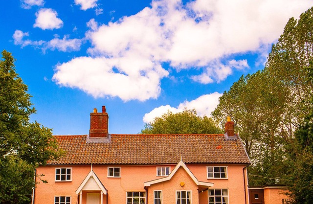 ST MICHAEL'S HOUSE, pet friendly in St Michael South Elmham