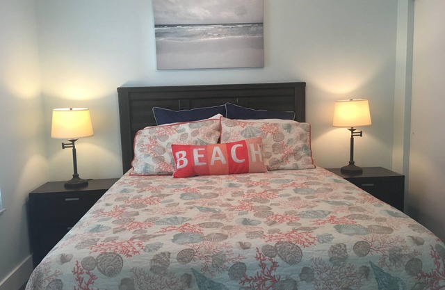 St Pete Beach, 1 Bed/1 Bath, All New, Walk To White Sands Of St Pete Beach