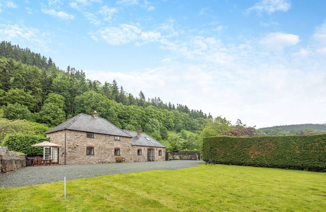 Stabl Y Ddol - Four Bedroom House, Sleeps 6