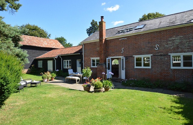 STABLE COTTAGE AT THE GROVE, GREAT GLEMHAM, with pool in Framlingham