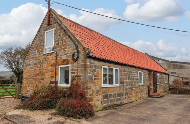 STABLE COTTAGE, family friendly, with a garden in Robin Hood’s Bay