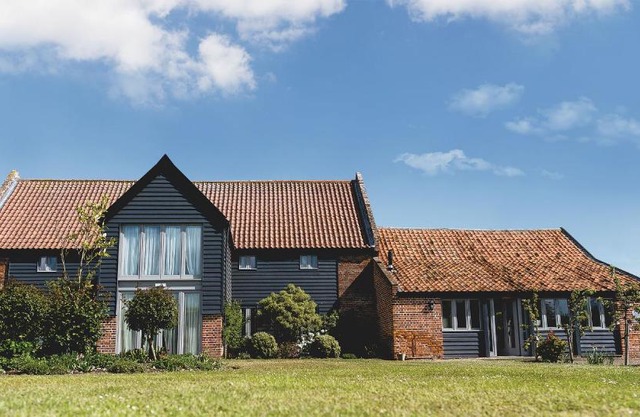Stackyard Lodge - enchanting 18th Century converted barn in the Waveney Valley