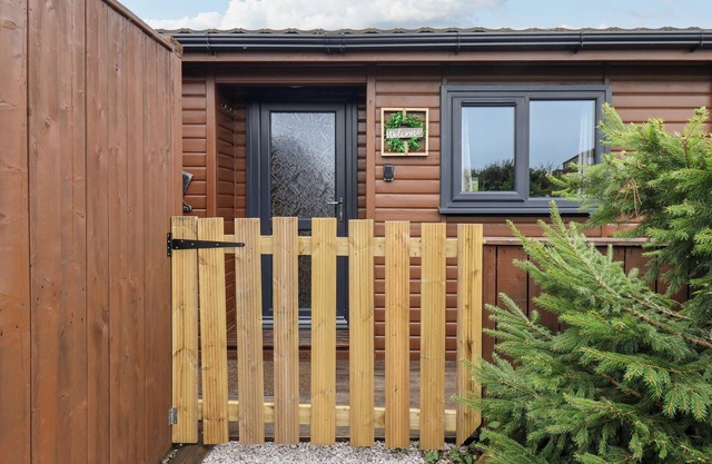 STAG LODGE HOLIDAY RETREAT, pet friendly, with hot tub in Whitby