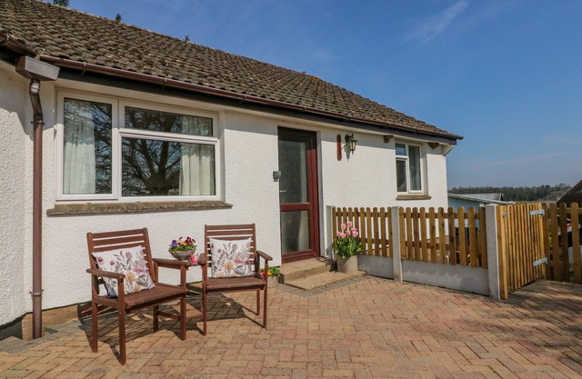 STAGSHOLT LODGE, romantic, with a garden in Washfield