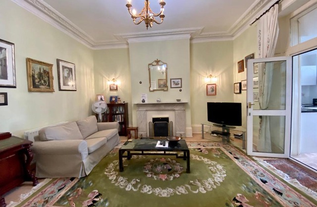 Staines Apartment - large entire property