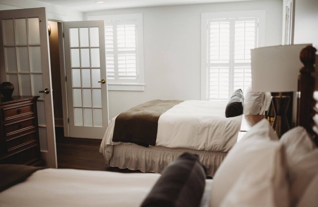 Standard Suite - 2 Queens · The Jefferson Inn Rm. 9