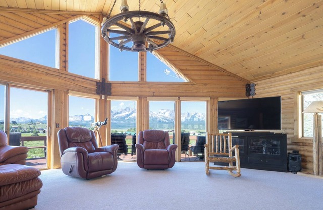 Stanley House - Custom Log Home with Panoramic Sawtooth Mountain Views