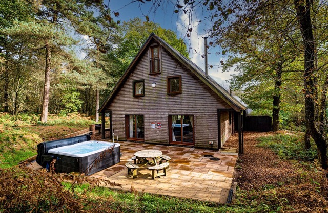 Stanton; woodland lodge for 14 with hot tub, log burner, BBQ, near Alton Towers.
