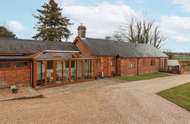 STAPLETON FARM BUNGALOW, pet friendly, with a garden in Alderholt