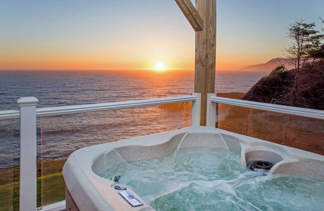 Starfish by OceanviewHotTubs Oceanfront Tesla charging Shelter Cove