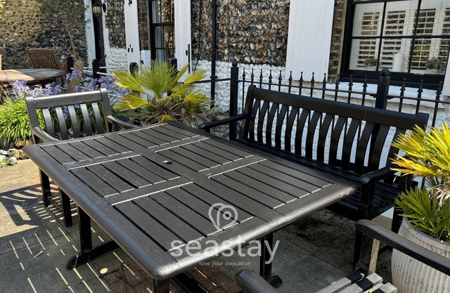 Starfish Cottage is a charming retreat in Broadstairs, sleeping six, 30 seconds from the beach