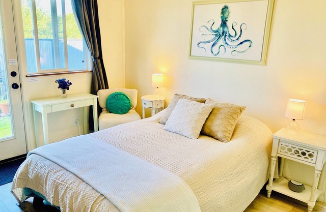 Starlight Studio in Arcata with Kitchenette, fenced yard, WIFI, & full bathroom