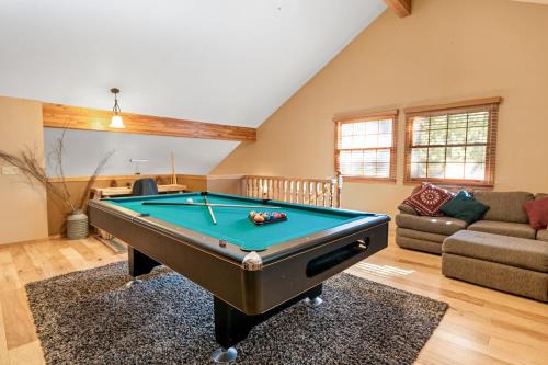 Starlight Summit - Walk to Slopes - Luxury cabin with game room, hot tub, and pool table