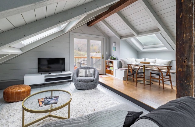 Starry Nights at Comet Farm: A Scenic Haven Near Woodstock and Okemo