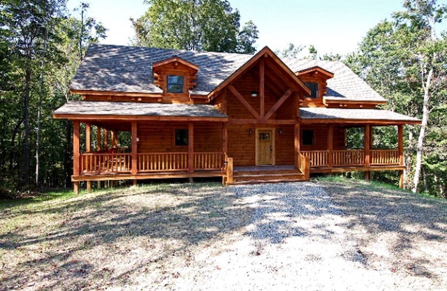 Stately Log Cabin with a Hot Tub Perfect for a Weekend Getaway near Columbus, Ohio
