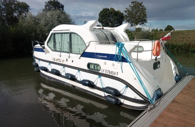 Stay Afloat: Cozy Boat Rental on the Saône in Scenic Burgundy