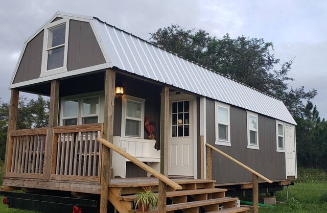 Stay in a Luxury tiny house with horses in your yard. Private & tranquil