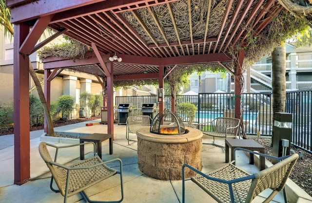 Stay In great Shape! Minutes to Levi's Stadium, w/Outdoor Pool