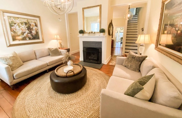 Stay in Heart of Downtown Annapolis Steps to Main St at Historic Carriage House