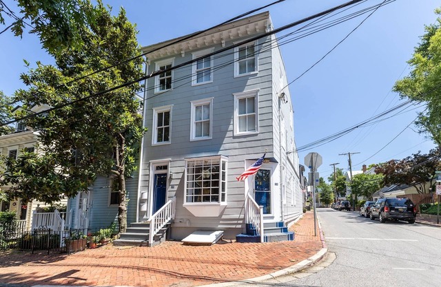 Stay in Historic apartment 2 blocks from Main St with parking - dog-friendly