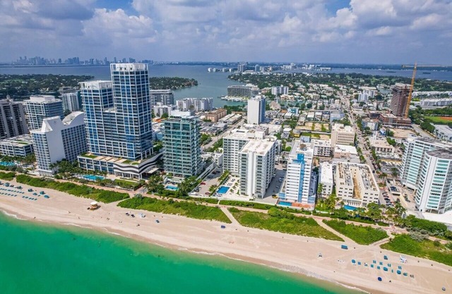 Stay in Mid Miami beach just 1 block from the beach! Parking space included!