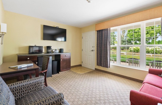 Stay in the Glacier Suite for breathtaking views of Kelleys Island 116